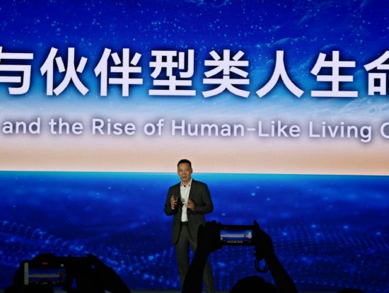 直击WAIC丨荣耀CEO李健：智能体操作系统将拥有基础生命特征	、认知记忆系统、自我意识和灵魂